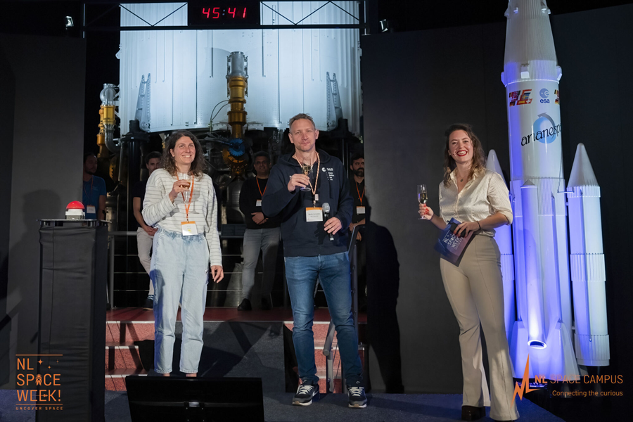 entrepreneurs presenting to the space business community in Noordwijk